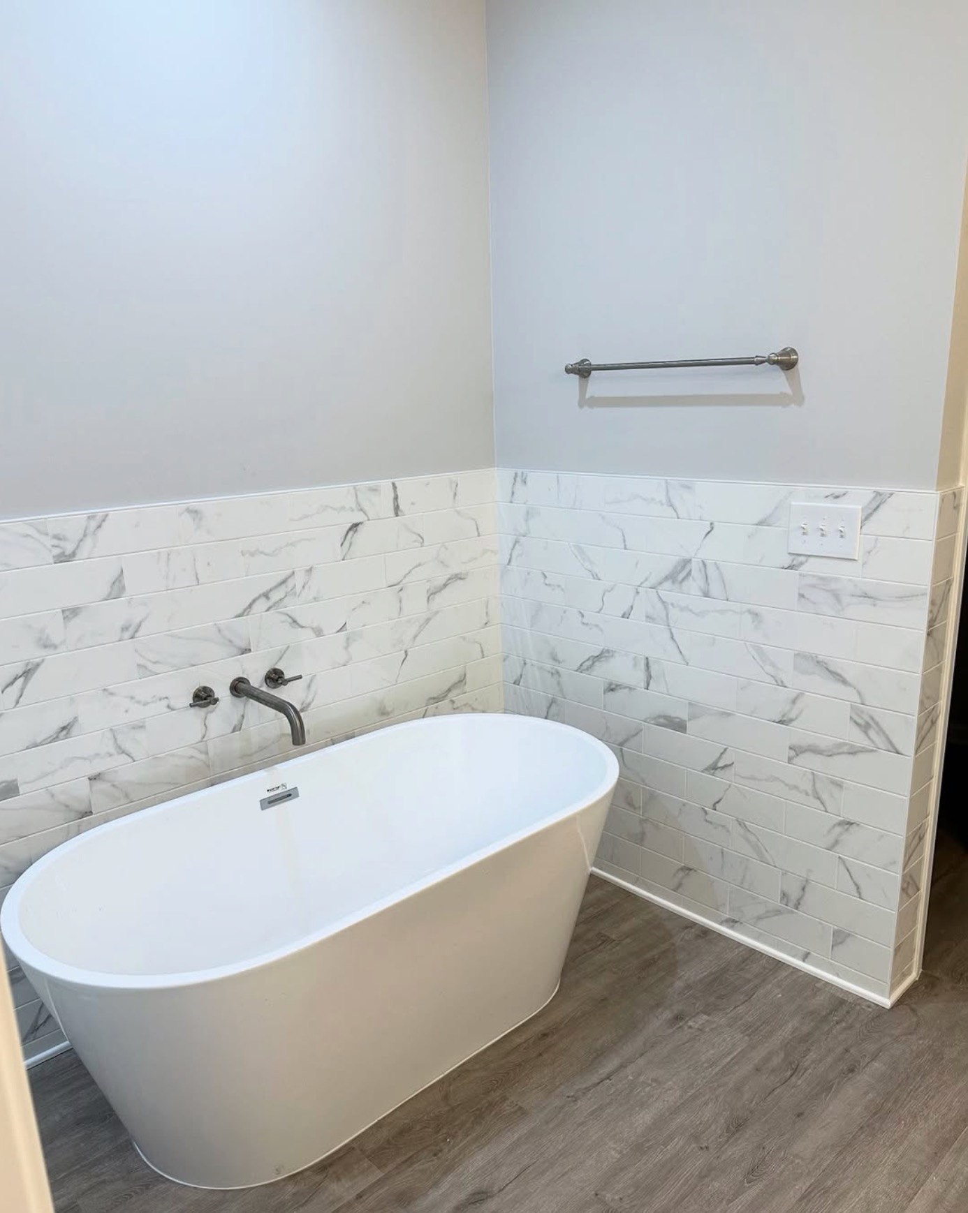 Soaker tub surround